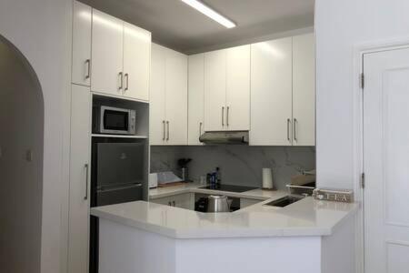 Kings Palace - Superb 2 Bed Ground Floor Apartment Paphos Extérieur photo
