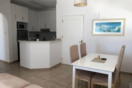 Kings Palace - Superb 2 Bed Ground Floor Apartment Paphos Extérieur photo