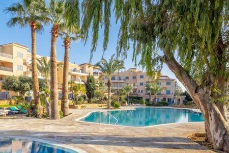 Kings Palace - Superb 2 Bed Ground Floor Apartment Paphos Extérieur photo